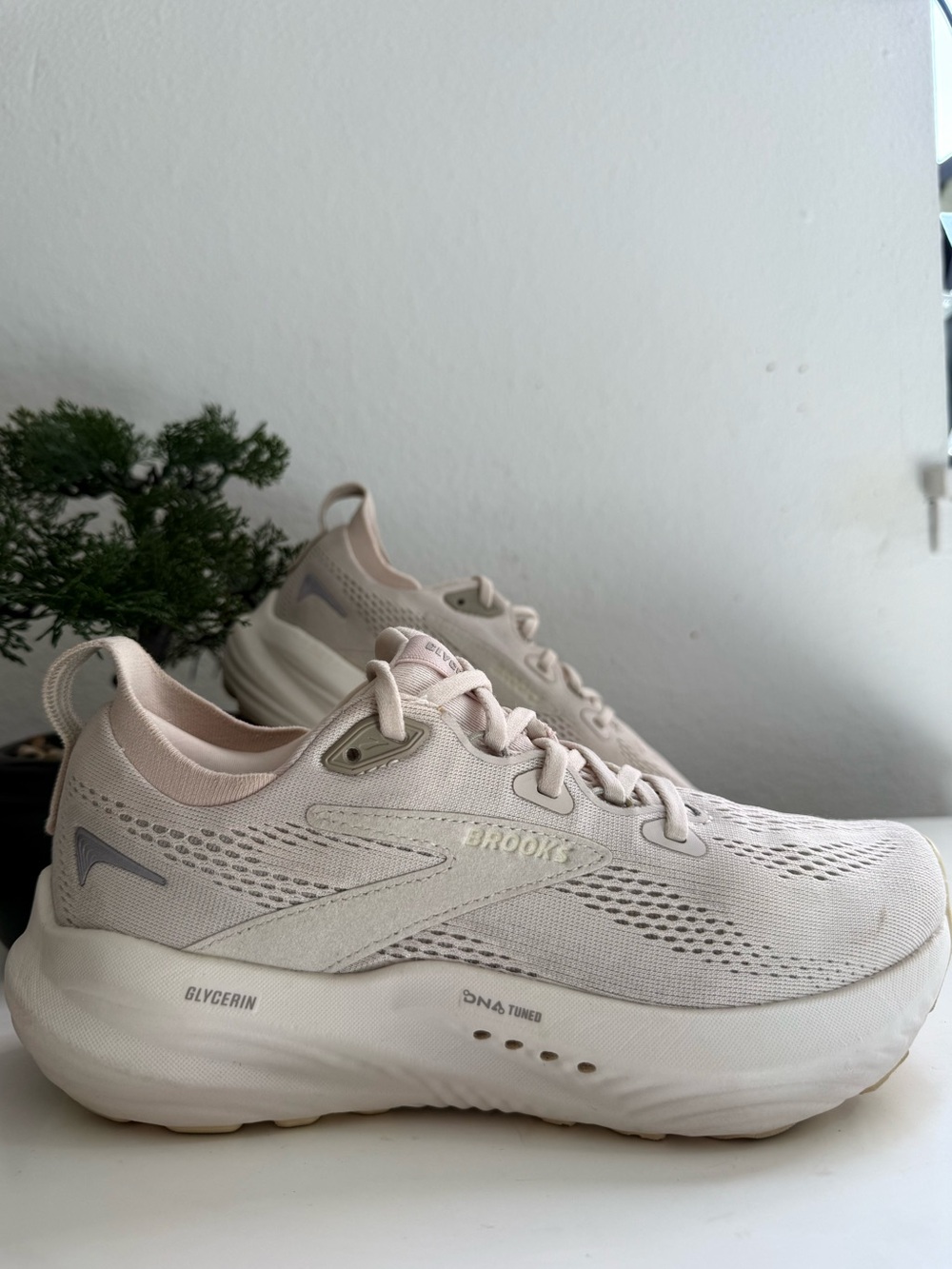 Brooks Glycerin 22 Women size 7 Glycerin Sneaker in Cream
